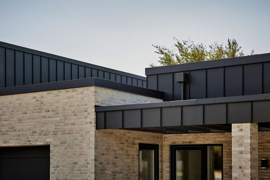 Stilvolle Stahlprofile an der Fassade eines neu errichteten Hauses mit Platz für alles, Navervænget 9, 6710 Esbjerg, Dänemark